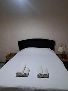 Rúm í herbergi á Karvi Hostel & Suites