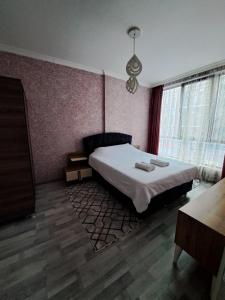 Rúm í herbergi á Karvi Hostel & Suites