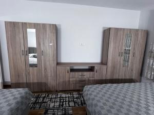 1 Schlafzimmer mit 2 Betten und Holzschränken in der Unterkunft Dudex Apartment in Sarajevo