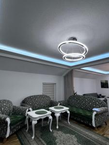 ein Wohnzimmer mit zwei Sofas und einem Tisch in der Unterkunft Dudex Apartment in Sarajevo