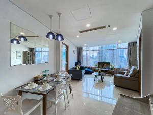 salon i jadalnia ze stołem i krzesłami w obiekcie Vortex Suites klcc By Sky House w Kuala Lumpur