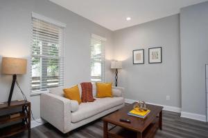 Posezení v ubytování Beautiful 4 Bedroom House Near Downtown Columbus with Garage Parking and Backyard