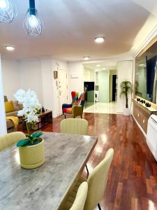 un salon avec une table et des chaises dans l'établissement My Flat in Rambla, à Alicante