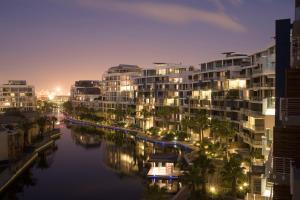 ケープタウンにある202 Kylemore A Waterfront Marinaの川と建物のある夜の都市