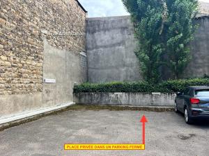 ein Auto parkt auf einem Parkplatz mit einem roten Pfeil in der Unterkunft 24 CHIC & COSY GRAND APPART 88m2 PARKING GRATUIT HYPERCENTRE NETFLIX in Saint-Étienne