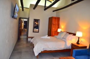 Postel nebo postele na pokoji v ubytování Monteverde Best Inn - HOTEL