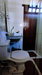 Bilik mandi di Casa de praia em Olivença beira mar