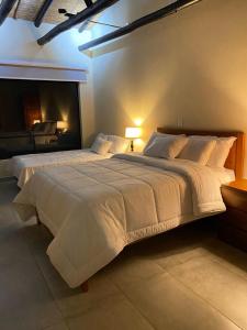 Postel nebo postele na pokoji v ubytování Monteverde Best Inn - HOTEL