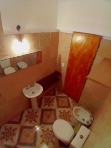 a bathroom with a toilet and a sink at Casa en Rumipal de 4 a 11 personas in Villa Rumipal