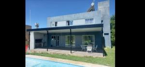 a house with a pool in front of it at Hermosa casa en Lomas Del Rey in San Antonio de Arredondo