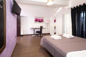 ein Hotelzimmer mit Bett und Schreibtisch in der Unterkunft B&B Benny in San Marco Evangelista