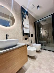 ミラノにあるLa Chambre Milano Guest Houseのバスルーム(洗面台2台、トイレ、シャワー付) +62枚の写真