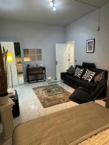 Χώρος καθιστικού στο Basement Apartment Studio