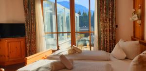 TV a/nebo společenská místnost v ubytování Alpenotel Rosenhof Ruhpolding, Wellness, Chiemgau Karte, Travelingo Bonus Programm