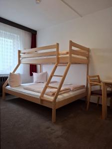 Rúm í herbergi á Ferienheim Sorgenfrei