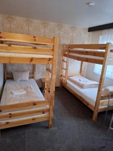 Rúm í herbergi á Ferienheim Sorgenfrei