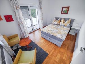 a bedroom with a bed and a table and a chair at Ferienwohnung Nussbaumblick in Ottensheim