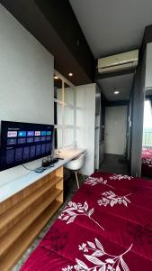 Postel nebo postele na pokoji v ubytování Collins Boulevard Serpong by SahabatMenginap
