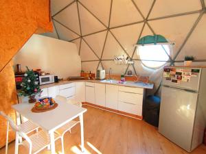 Kuchyň nebo kuchyňský kout v ubytování Olive Dome - כיפה גיאודזית ענקית ומודרנית בין עצי הזית