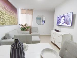 a living room with a couch and a table at Apto 3 habit +2TV-Wifi, Netflix-Parqueadero gratis in Barranquilla