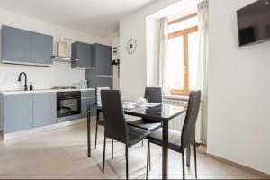 a kitchen with a dining room table and chairs at L'alloggio del borgo in Lunano