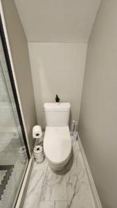 ENTIRE BACHELOR UNIT EN-SUITE ACROSS FROM GOOGLE - br4的一间浴室