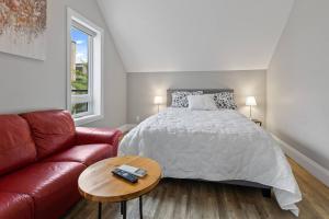 ENTIRE BACHELOR UNIT EN-SUITE ACROSS FROM GOOGLE - br4客房内的一张或多张床位