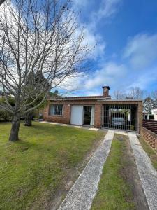 En hage utenfor Casa en balneario Costa Azul a 2 cuadras de la playa