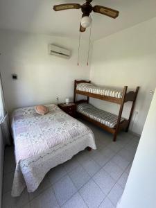 En eller flere senger på et rom på Casa en balneario Costa Azul a 2 cuadras de la playa