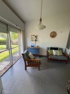 Et sittehjørne på Casa en balneario Costa Azul a 2 cuadras de la playa