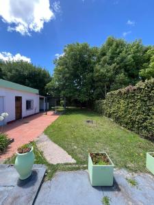 En hage utenfor Casa en balneario Costa Azul a 2 cuadras de la playa