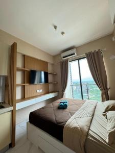 TV a/nebo společenská místnost v ubytování Stay n Cozy Apartemen Sky House BSD by SM ROOM