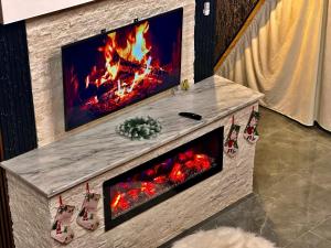 TV a/nebo společenská místnost v ubytování Qafqaz Rolling Bungalow HOT POOL