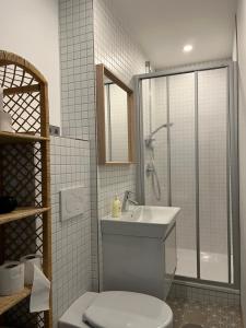 因斯布鲁克Holidayhome OMYXL的带马桶、水槽和淋浴的浴室 更多134张照片