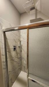 Baðherbergi á ENTIRE 1 BEDROOM APARTMENT ACROSS FROM GOOGLE - br5