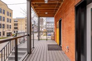 Svalir eða verönd á ENTIRE 1 BEDROOM APARTMENT ACROSS FROM GOOGLE - br5