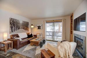 ein Wohnzimmer mit Couch und Kamin in der Unterkunft Pinetree Retreat - Hot Tub, Heated Pool & Sauna - 6 Min Walk to Lift & Dining in Park City