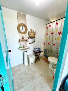 un baño con lavabo e inodoro en Hermosa Cabaña privada cerca a la Playa, en Puerto Colombia