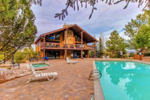 ein Haus mit Swimmingpool und ein Haus in der Unterkunft Pinetree Retreat - Hot Tub, Heated Pool & Sauna - 6 Min Walk to Lift & Dining in Park City