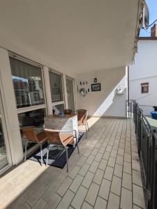 a balcony with a table and chairs on a house at Große helle Wohnung nähe Audi und Lidl IT in Bad Friedrichshall
