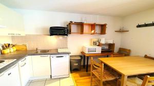 Η κουζίνα ή μικρή κουζίνα στο Résidence Les Eyssalarettes - Charmant appartement T3 avec balcon 4/6 personnes MAE-6821