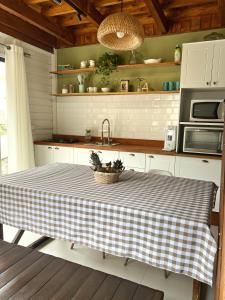 Η κουζίνα ή μικρή κουζίνα στο Casa de praia nova a 500m do mar!