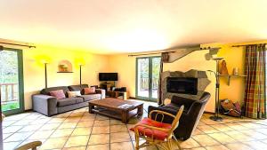 un salon avec un canapé et une cheminée dans l'établissement Chalet Meijoun-pelvoux - Chalet de montagne confortable pour 10 personnes MAE-6831, à Pelvoux