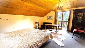 une chambre avec un lit et un plafond en bois dans l'établissement Chalet Meijoun-pelvoux - Chalet de montagne confortable pour 10 personnes MAE-6831, à Pelvoux