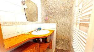 une salle de bain avec un lavabo et un miroir dans l'établissement Chalet Meijoun-pelvoux - Chalet de montagne confortable pour 10 personnes MAE-6831, à Pelvoux 7 autres photos