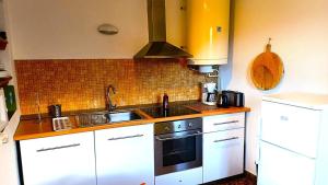 Η κουζίνα ή μικρή κουζίνα στο Résidence Maison Pelmou-pelvoux - Jolie appartement T3 dans maison de pays pour 6 personnes avec balcon. MAE-6881