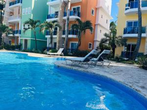 una piscina di fronte ad alcuni edifici di appartamenti di Cozy condo 290m distance from the beach a Punta Cana