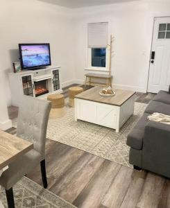 TV a/nebo společenská místnost v ubytování Massive 2 bedroom with fenced yard