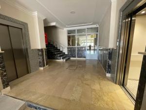 - un couloir dans un immeuble avec une porte et des escaliers dans l'établissement Apartamento 60, à Almuñécar