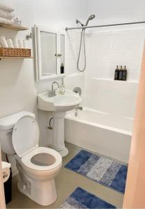 Koupelna v ubytování Massive 2 bedroom with fenced yard